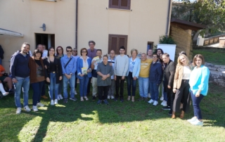 Gli ospiti, le famiglie e gli operatori in posa per la foto di gruppo