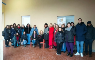 Foto di gruppo dopo l'inaugurazione della panchina rossa