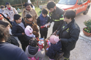 I Vigili del Fuoco distribuiscono le calze ai bambini