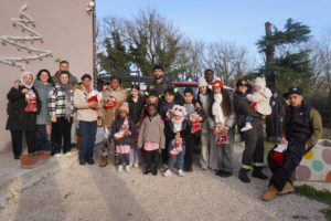 Foto di gruppo con i Vigili del Fuoco, i bambini e le famiglie
